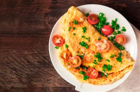 Ingredientes frescos para tortilla: huevos orgánicos, leche vegetal, sal, pimienta, aceite de oliva y verduras picadas