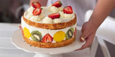 Bizcocho relleno de nata con frutas frescas