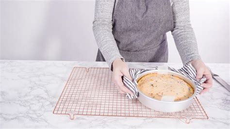 Pastel de vainilla recién horneado enfriándose en una rejilla