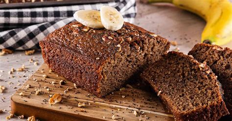 Ingredientes listos para hornear pan de plátano y chocolate vegano