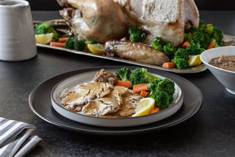 Plato de cazuela de pavo humeante servido en una olla de greda tradicional.