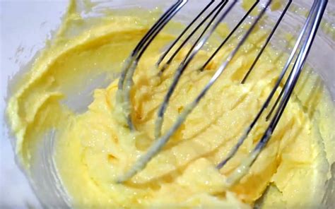 Batiendo mantequilla con azúcar glass hasta obtener una crema suave.
