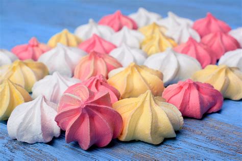 Merenguitos de colores formados con manga pastelera.
