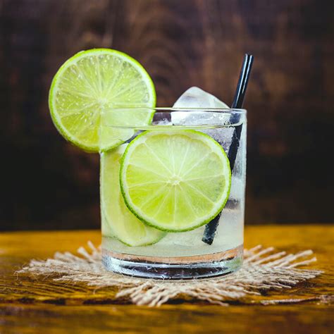 vaso de caipiriña listo para servir, con hielo picado y rodaja de lima