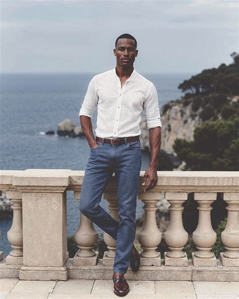 Foto: Hombre vistiendo pantalones azul pastel con camisa blanca y mocasines