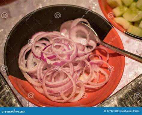 Cebollas blancas en un plato