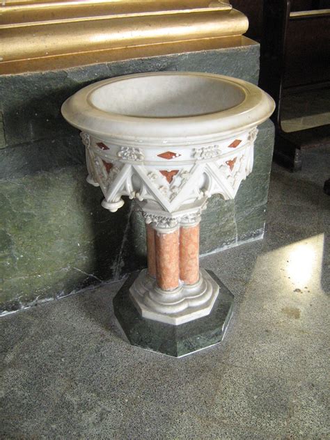 Detalle de una pila de agua bendita en la entrada de una iglesia.