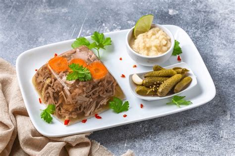 Ilustración de un plato de kholodets servido en un molde tradicional ruso, decorado con perejil y rodajas de zanahoria.