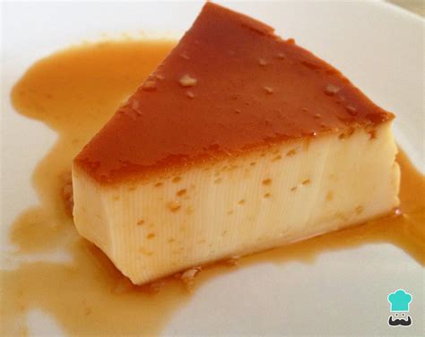 Foto de flan casero recién hecho con caramelo dorado.