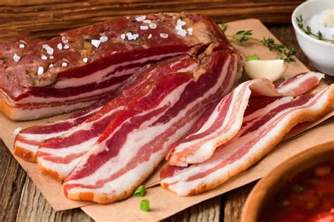 infografía detallando los pasos de curación de la panceta salada en casa