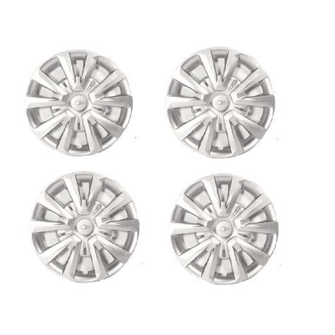 Primer plano de un tapón de rueda de metal grueso con acabado impecable, mostrando su textura y detalle.