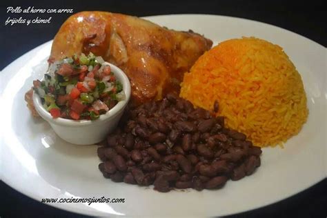 plato terminado de pollo, arroz y frijoles, con decoraciones de cilantro y pimientos