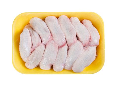 bandeja con alitas de pollo crudas sazonadas