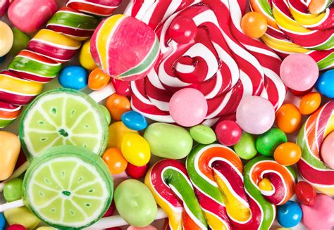 queque de damasco recién desmoldado, con el caramelo brillante y los damascos dorados