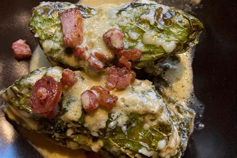 Plato tradicional suizo de Capuns, enrollados en hojas de acelga.