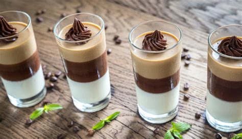 Panna cotta de chocolate en moldes individuales