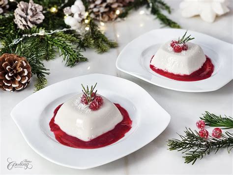 Panna cotta de coco decorada con salsa de chocolate y menta