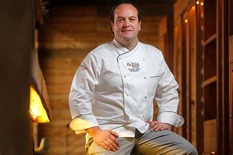 Chef Juan Pablo Valdivia en acción en la parrilla de Infiltrados