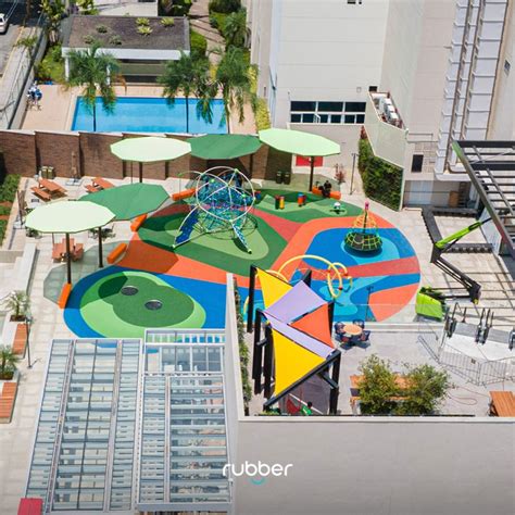 Fotografía de las esculturas-juegos infantiles coloridas en Plaza Brasil