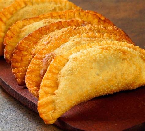Empanadas recién fritas en una mesa festiva