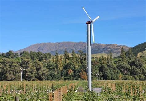 Ilustración del funcionamiento de máquinas de viento para combatir heladas.