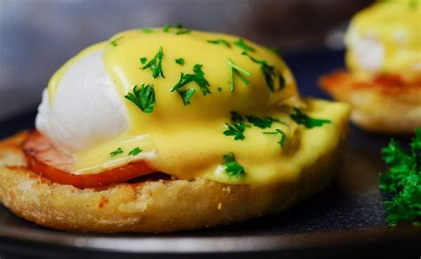 Plato de huevos benedictinos con salsa holandesa y tocino