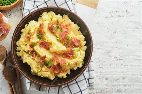 Puré de papas con tocino y cebollines