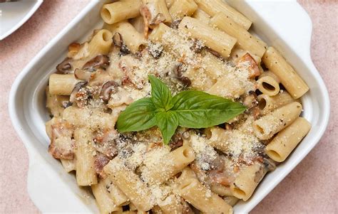Plato de pasta rigatoni con salsa cremosa de tocino