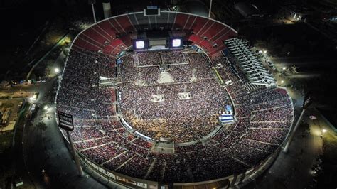 Fotografía aérea del Estadio Nacional de Chile lleno de asistentes a un concierto de Los Jaivas