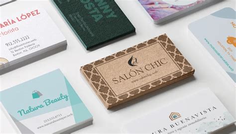 Infografía comparando los diferentes acabados de papel para tarjetas de presentación (mate, satinado, opaco, soft touch) y sus efectos.