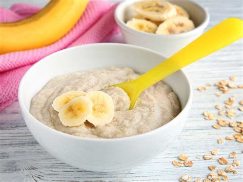 Ingredientes saludables para una tarta de bebé: frutas, avena, yogur