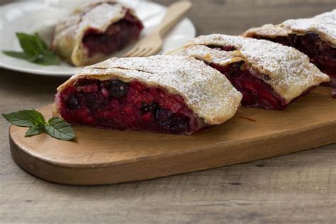 Fotografía de un strudel de frutos rojos recién horneado con un toque de azúcar glass