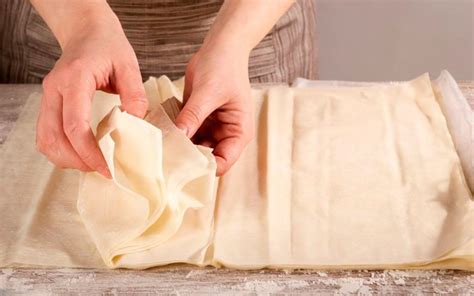 Esquema paso a paso del montaje de la masa filo con el relleno de frutos rojos