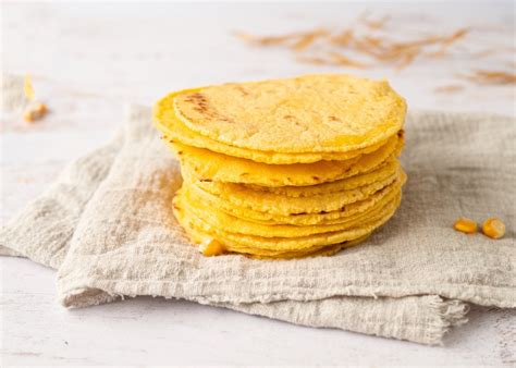 Foto de ingredientes para tortillas de maíz: harina de maíz, agua, sal.