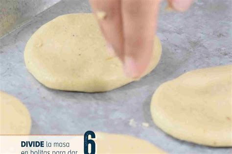Infografía mostrando el proceso de dividir la masa en bolitas y cubrirla con un paño húmedo.