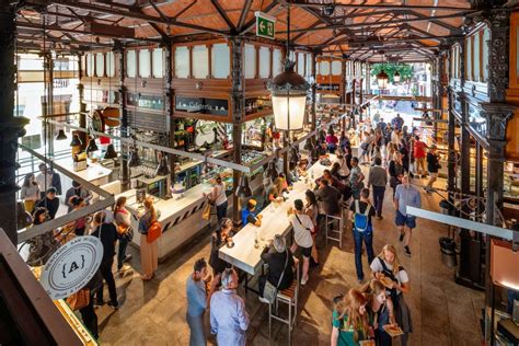 Fachada o vista interior del Mercado de San Miguel en Madrid, España, con puestos de comida