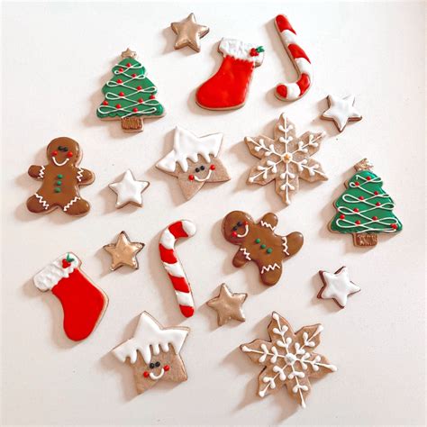 Ilustración de galletas navideñas decoradas con motivos festivos