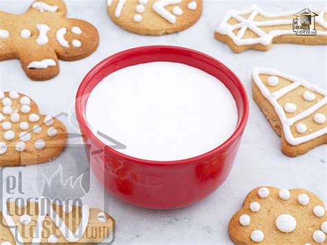 Primer plano de un bol con glaseado real listo para decorar galletas
