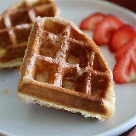 Waffle de Lieja con azúcar perlado sobre una bandeja de presentación