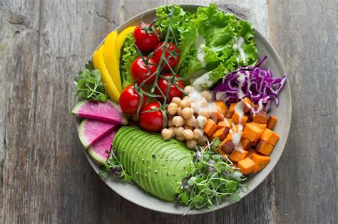 Infografía: Beneficios de una dieta basada en plantas y mapa gastronómico de Providencia