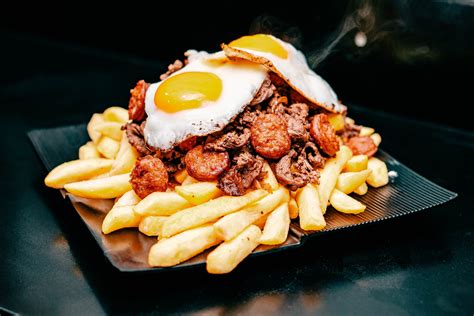Fotografía de chorillana y completos veganos