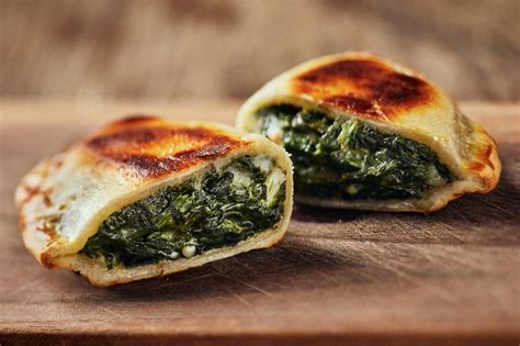 Empanadas de verdura y salsa blanca, con ingredientes frescos y espinacas