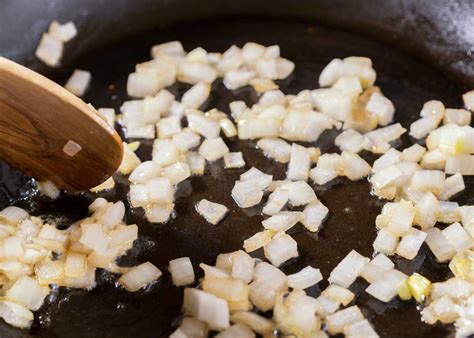Pasos para saltear cebolla y preparar espinaca/acelga para empanadas