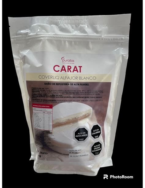 Fotografía de producto: Bolsa de 1 kg de Cobertura Blanca Fruna con acabado brillante sobre un postre terminado