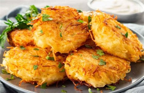 Patatas ralladas y kimchi cortado, listos para la preparación de un pastel al vapor