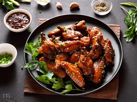 Alitas de pollo doradas y crujientes con salsa de soja, miel y limón, servidas con arroz