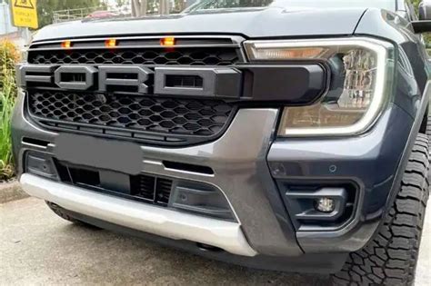 Esquema de instalación del kit Lazer Grille en una parrilla de Ford Ranger Raptor
