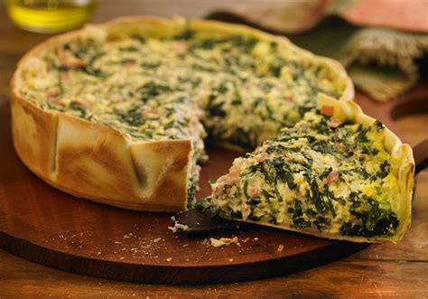 Tarta pascualina de espinaca, pollo y champiñones recién horneada