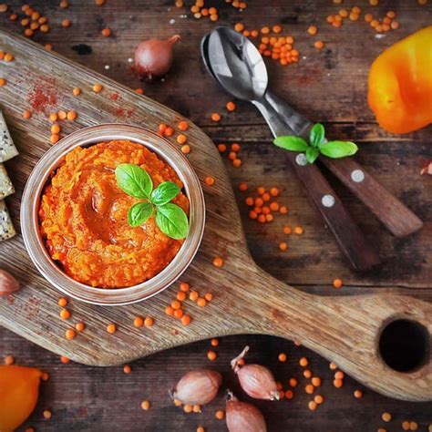 Variedad de patés vegetales servidos con vegetales crudos y pan