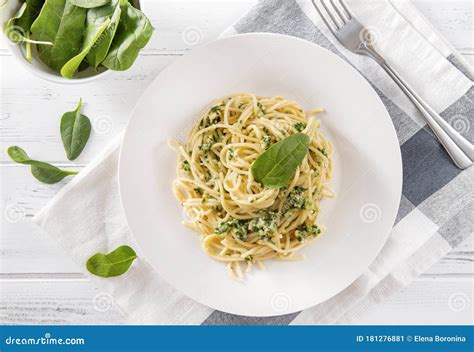 Plato de pasta con espinaca fresca